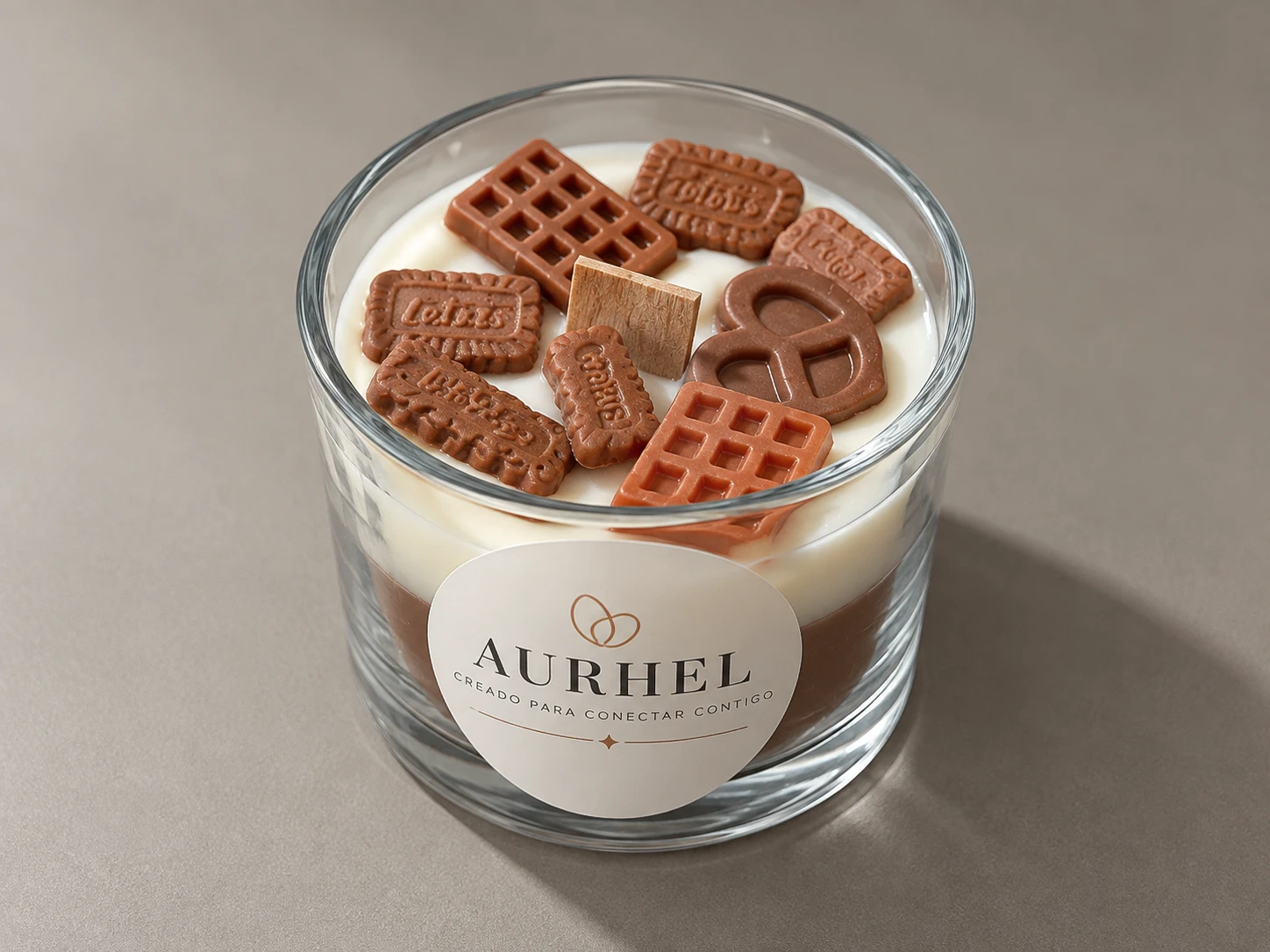 Vela artesanal Aurhel con detalles de chocolate y galletas