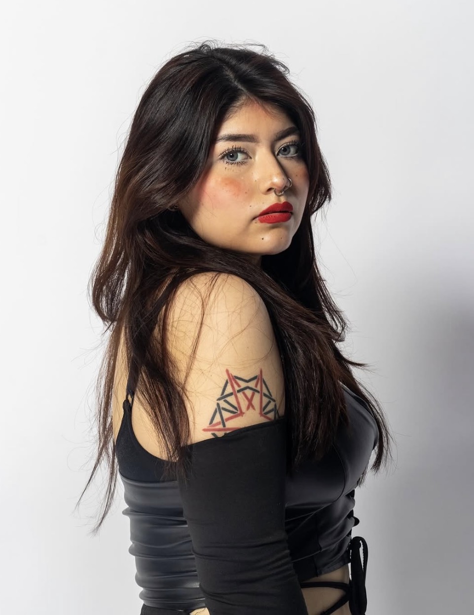 Retrato de estudio de mujer con fondo blanco