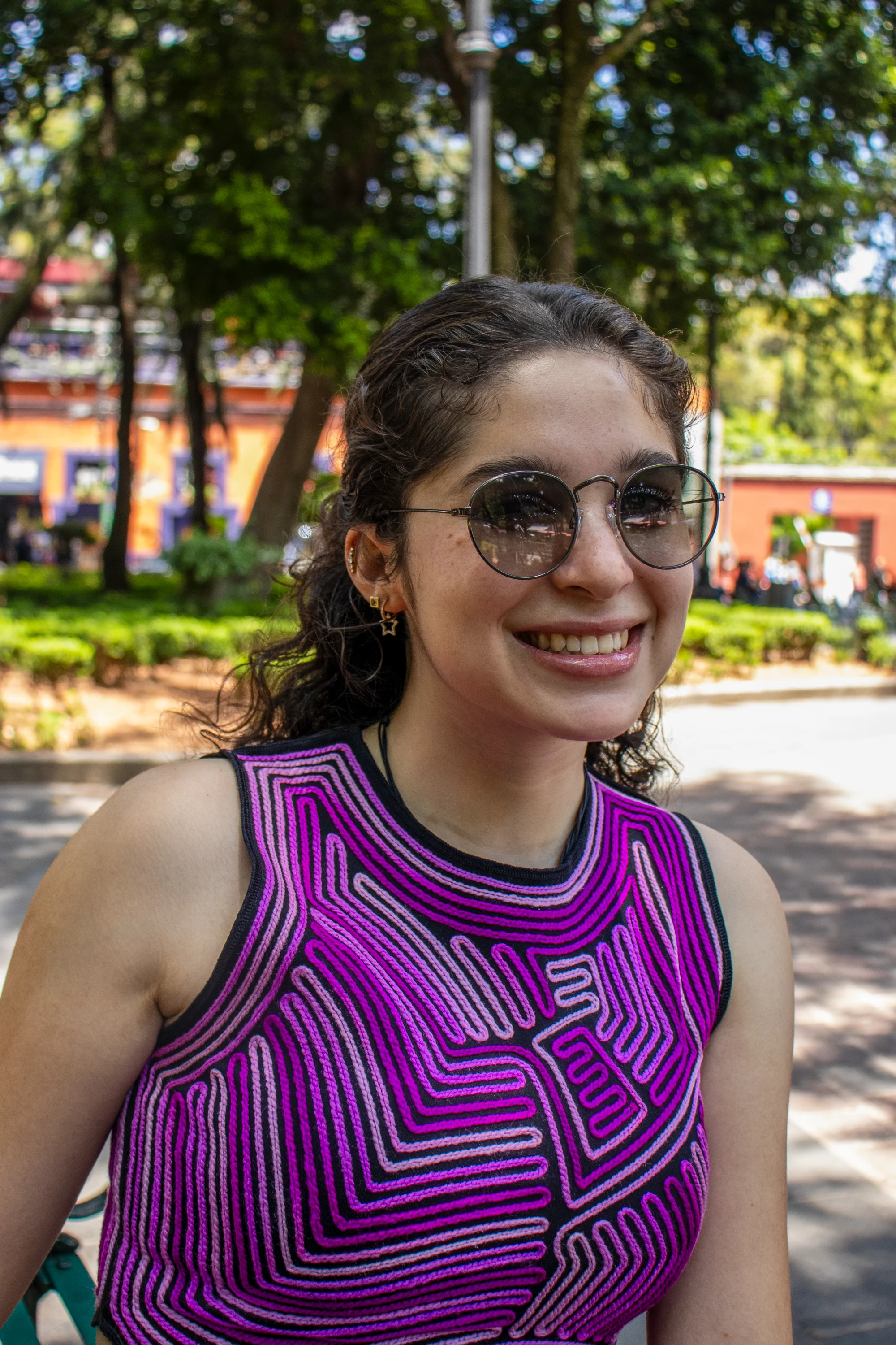 Retrato de mujer con lentes en un parque