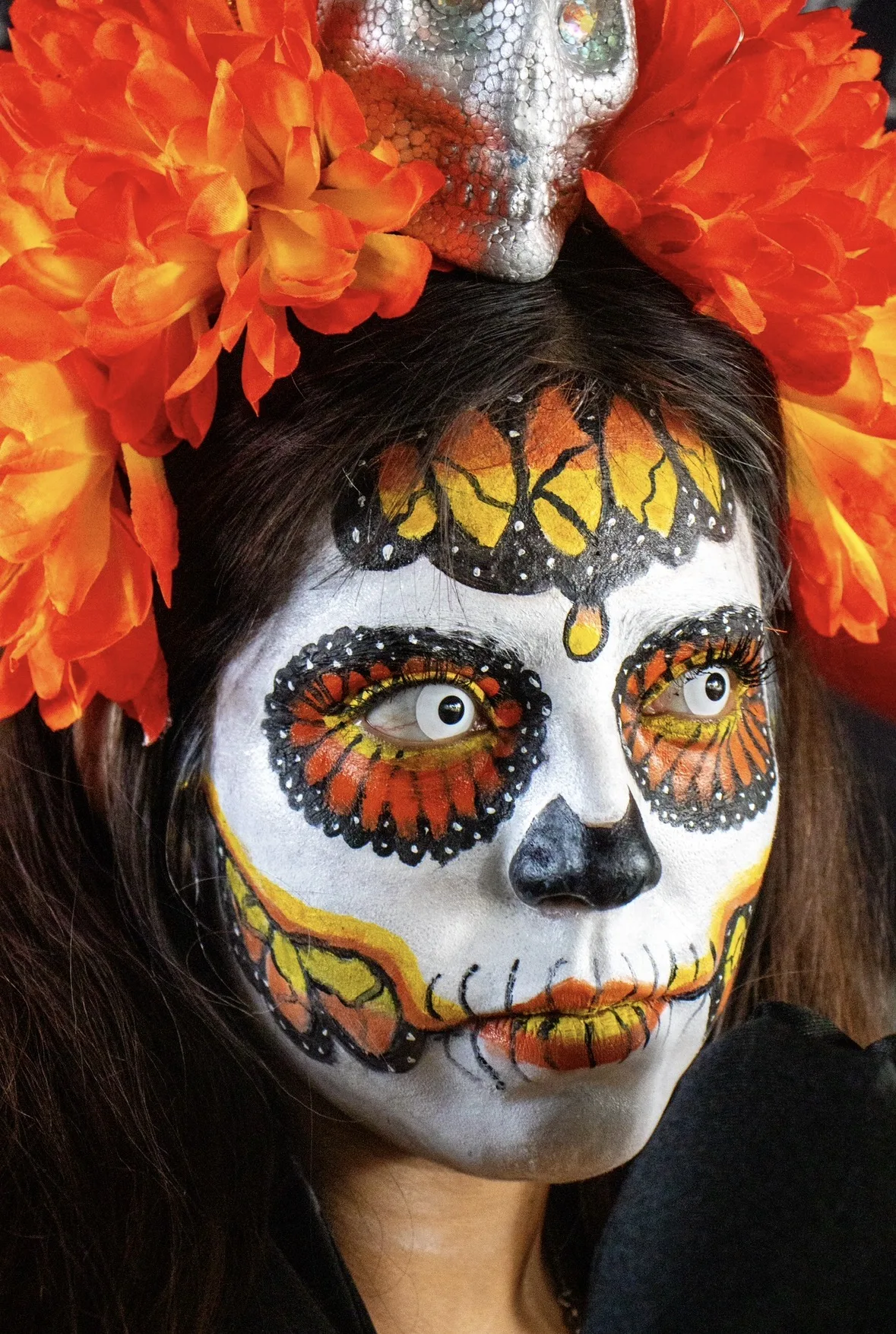 Retrato con maquillaje de Catrina y flores de cempasúchil