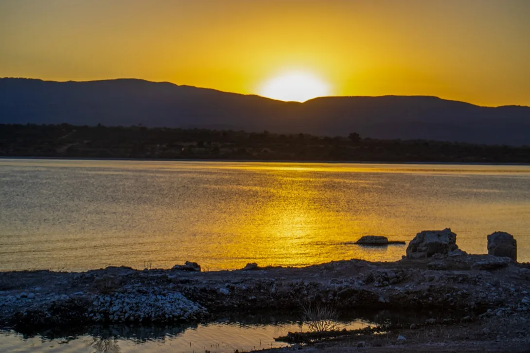 Atardecer sobre un lago en locación de sesión