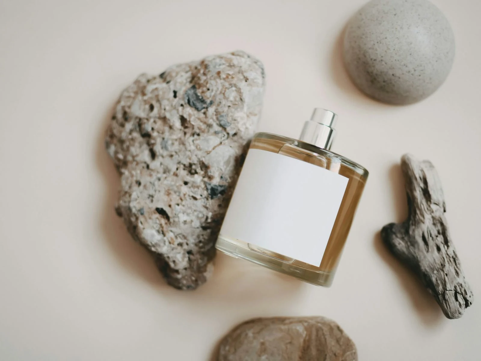 Fotografía de producto de perfumería con piedras naturales