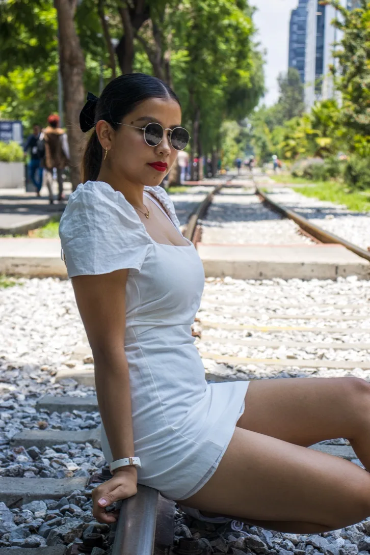 Retrato sentada sobre las vías del tren