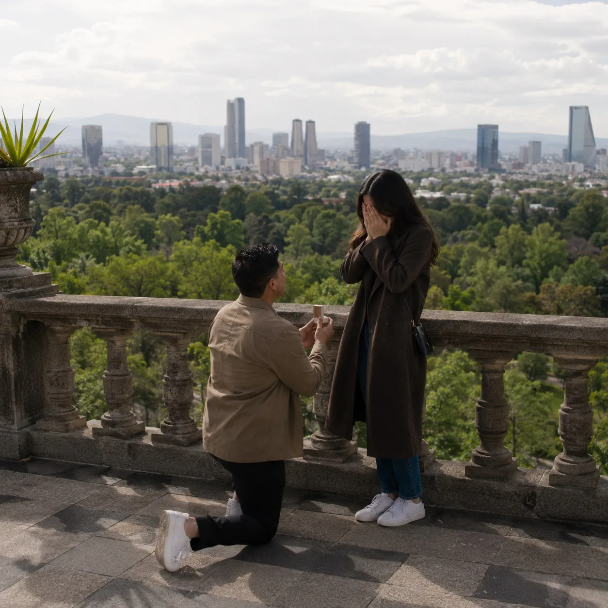 Pedida de mano en un balcón con vista a la Ciudad de México